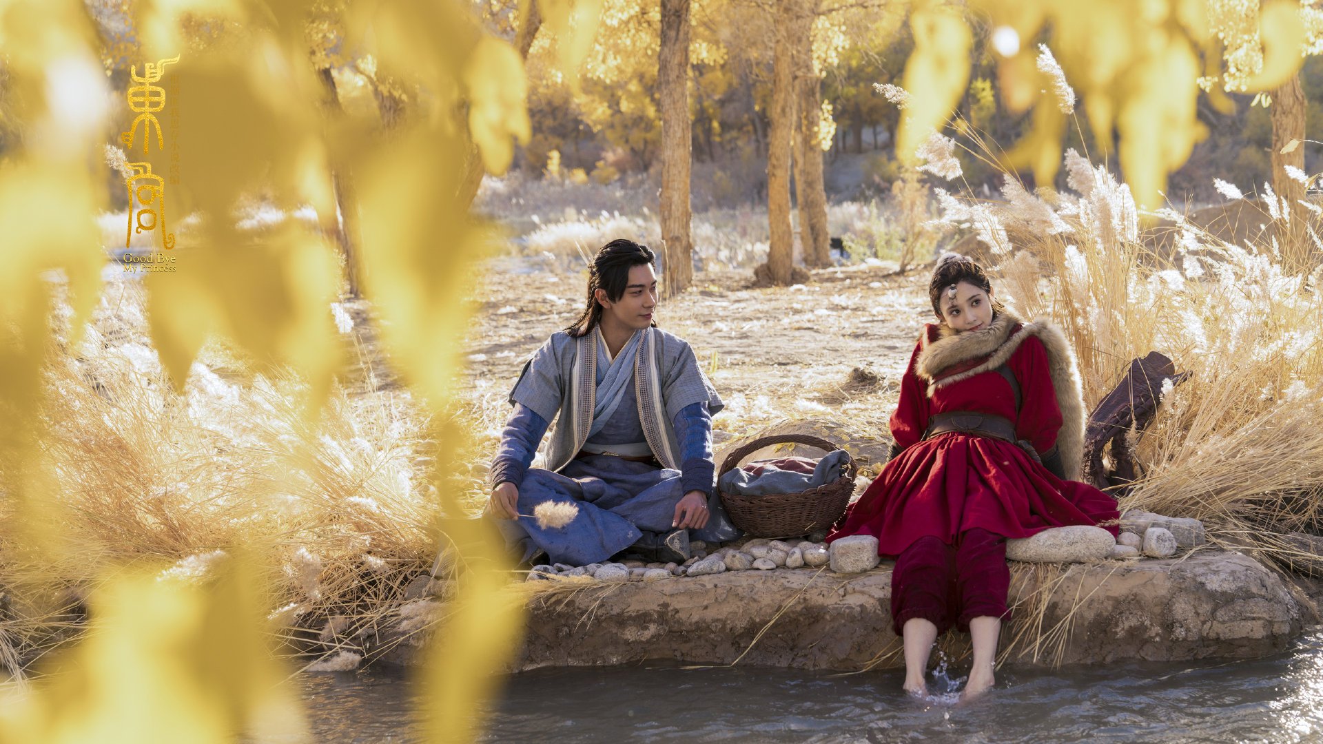 开云-激烈角逐：球场上的火药味愈发浓厚，足球场上球迷放的烟火